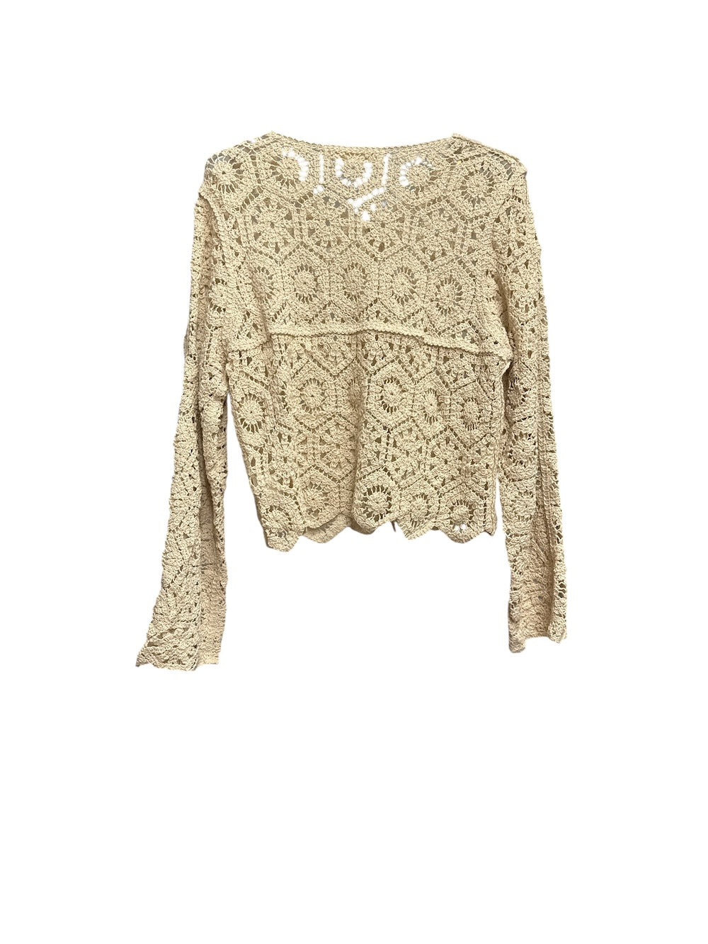 Die Ärmel umschließen den Cardigan