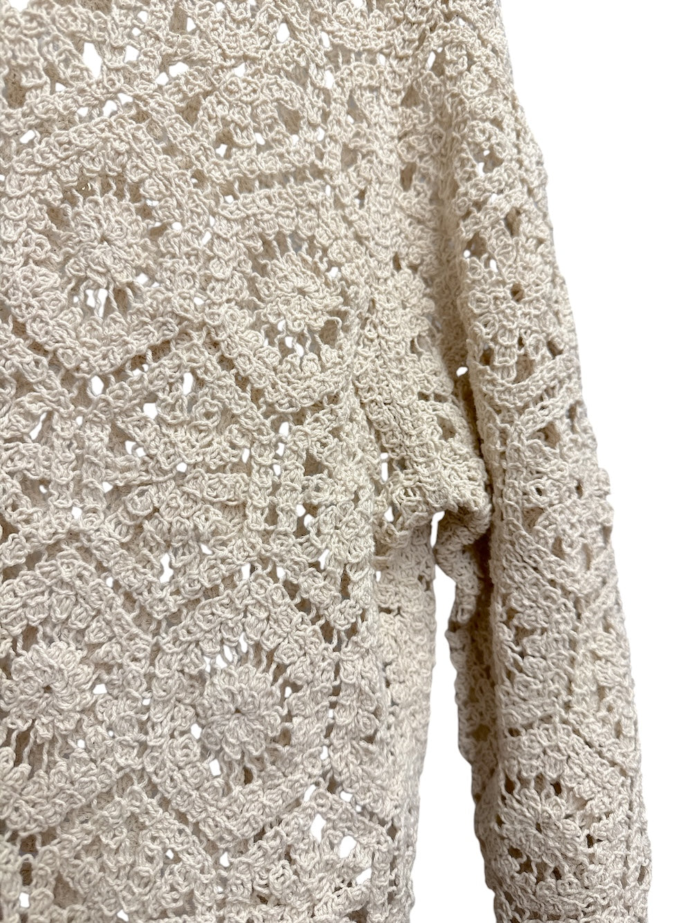Die Ärmel umschließen den Cardigan